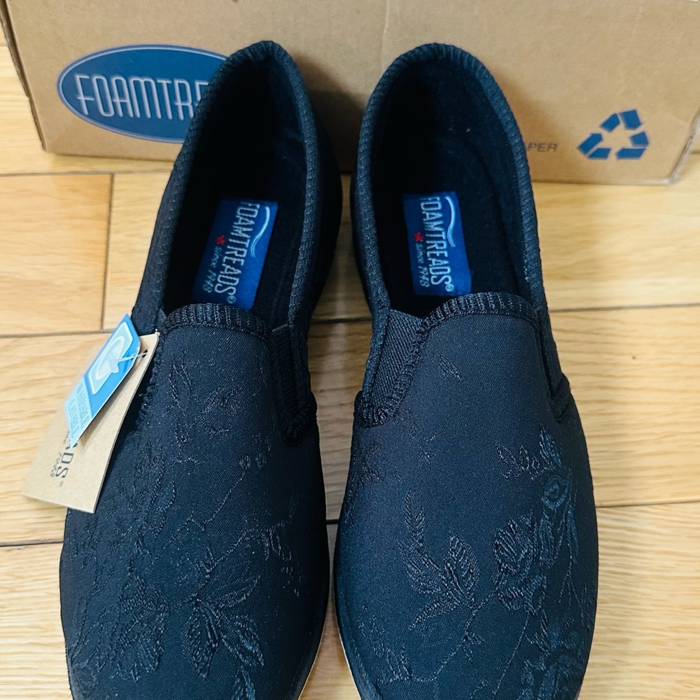 NWT Foamtreads Slippers 
Size 5.5